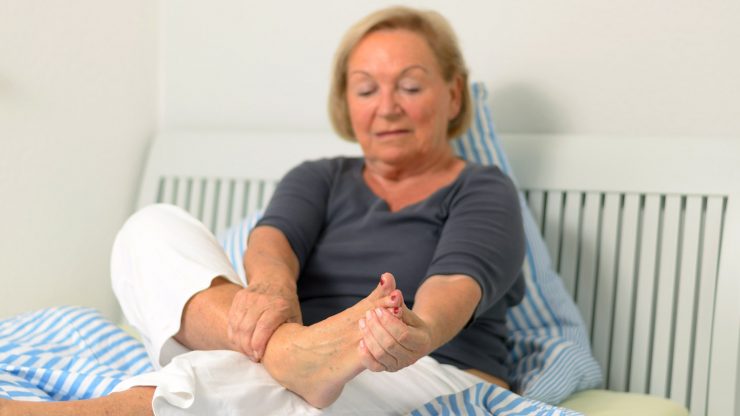 علت درد پا در پیرزنان و خانم ها